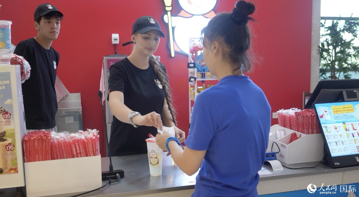 Mixue trở thành “thức uống thời thượng” được giới trẻ Bishkek yêu thích. Ảnh: Chu Mộng Kỳ