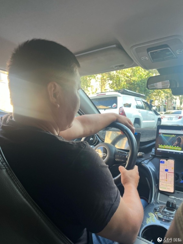 Anh Abu Laisuo đã lái taxi BYD được hai năm. Anh chia sẻ: “Xe năng lượng mới của Trung Quốc thân thiện với môi trường, vận hành tốt mà giá cả cũng phải chăng”. Anh cũng cho biết, người dân địa phương đánh giá cao các sản phẩm Trung Quốc, xe điện Trung Quốc đã trở thành dòng sản phẩm cao cấp tại Bishkek. Ảnh: Khấu Kiệt