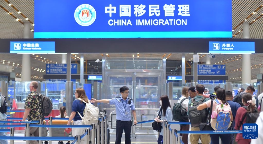 Ngày 26/8, du khách nhập cảnh tại sân bay quốc tế thủ đô Bắc Kinh. Ảnh: Lý Hân - Phóng viên Tân Hoa xã