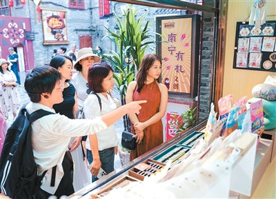 Các doanh nghiệp du lịch Trung Quốc và Việt Nam tham quan cửa hàng văn hóa sáng tạo tại Phố lịch sử - văn hóa “Thành cổ Ung Châu - Tam Nhai Lưỡng Hạng”. Ảnh do Sở Văn hóa và Du lịch Khu tự trị dân tộc Choang Quảng Tây cung cấp
