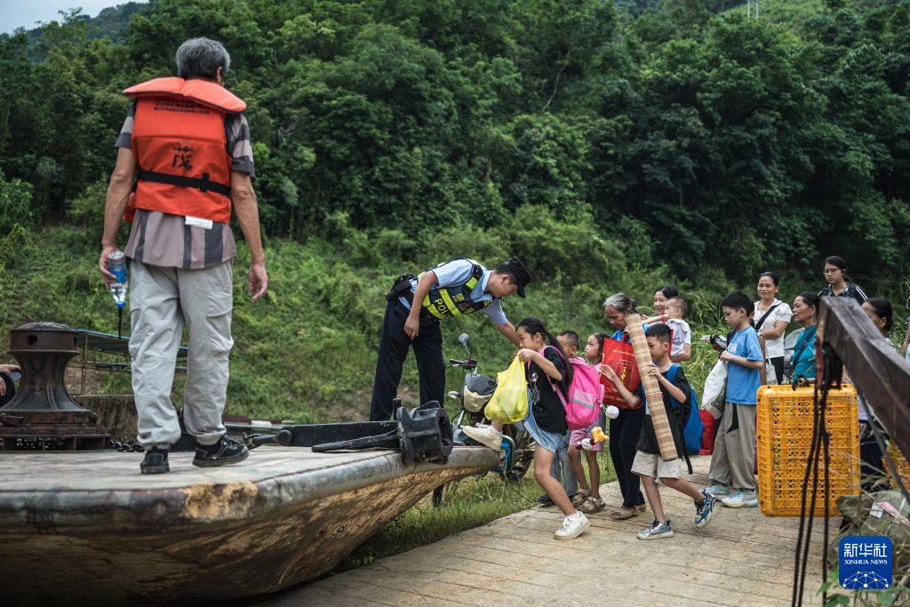 Vân Nam: “Xe buýt trên sông” đưa học sinh vùng cao đến trường