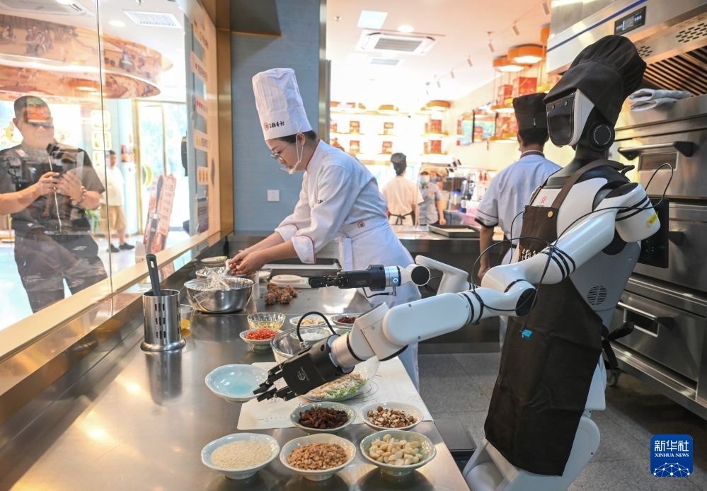 Trung Quốc: Robot làm bánh trung thu, thương hiệu truyền thống đón nhận công nghệ mới