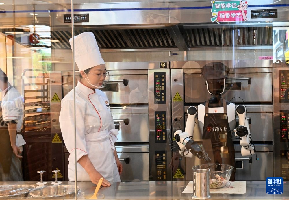 Trung Quốc: Robot làm bánh trung thu, thương hiệu truyền thống đón nhận công nghệ mới