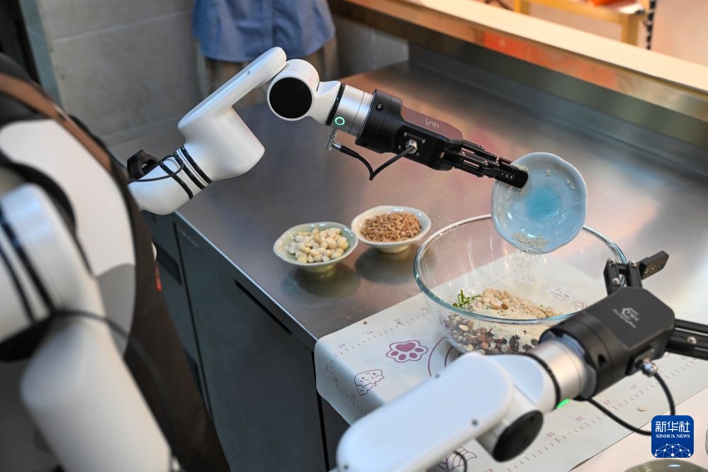 Trung Quốc: Robot làm bánh trung thu, thương hiệu truyền thống đón nhận công nghệ mới
