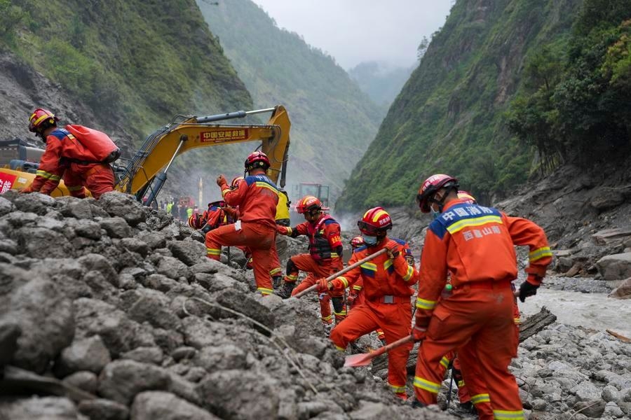 Bộ Ngoại giao Trung Quốc cho biết sẽ tiếp tục kịp thời công bố thông tin mới nhất về tình hình thiệt hại và hoạt động cứu hộ thiên tai lũ quét và sạt lở đất tại Gyirong