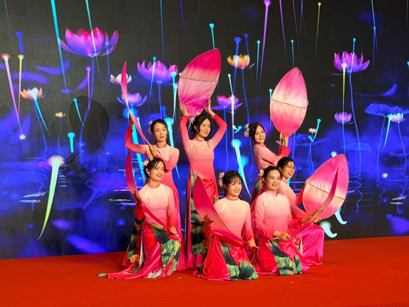 Biểu diễn văn nghệ tại sự kiện. Ảnh: Dụ Lượng - Nhân Dân nhật báo điện tử