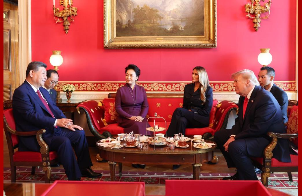Chủ tịch Trung Quốc Tập Cận Bình và phu nhân Bành Lệ Viên cùng Tổng thống Mỹ Donald Trump và phu nhân Melania dự tiệc trà