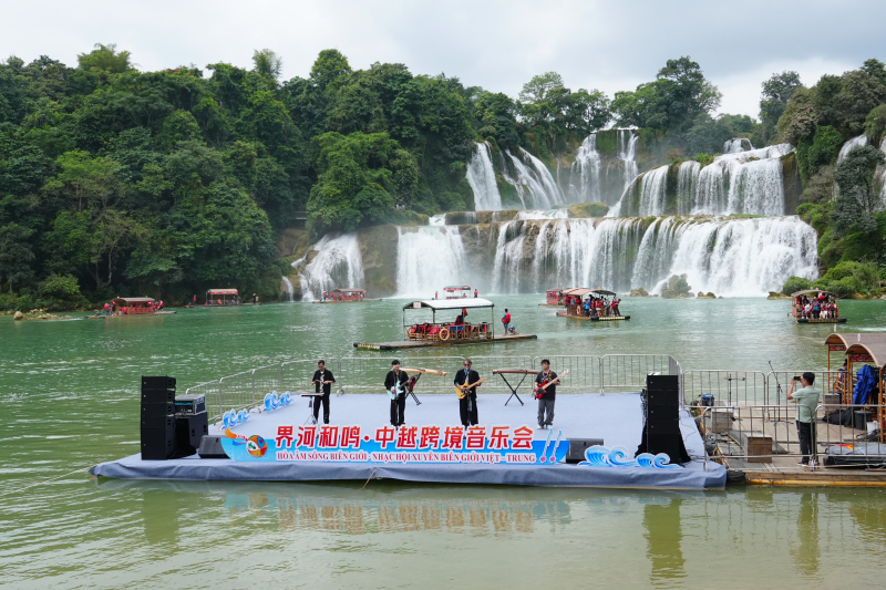 Chương trình giao lưu văn hóa - du lịch xuyên biên giới Trung - Việt tại thác Đức Thiên (Trung Quốc) - Bản Giốc (Việt Nam). Ảnh: Đường Ái Tĩnh