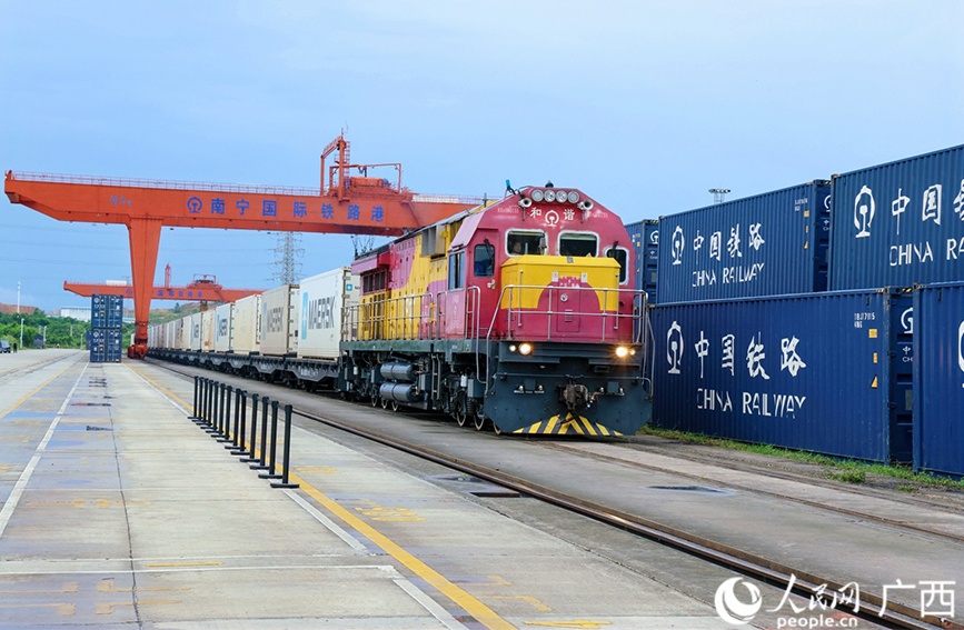 Tàu khoang lạnh vận chuyển trái cây ASEAN đến thành phố Nam Ninh. Ảnh: Phùng Tiếu Huệ - Phóng viên Nhân Dân nhật báo điện tử