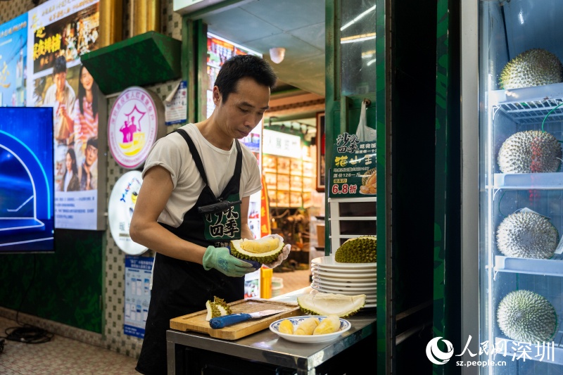 Nhân viên đang sơ chế sầu riêng tươi. Ảnh: Vương Tinh - Phóng viên Nhân Dân nhật báo điện tử