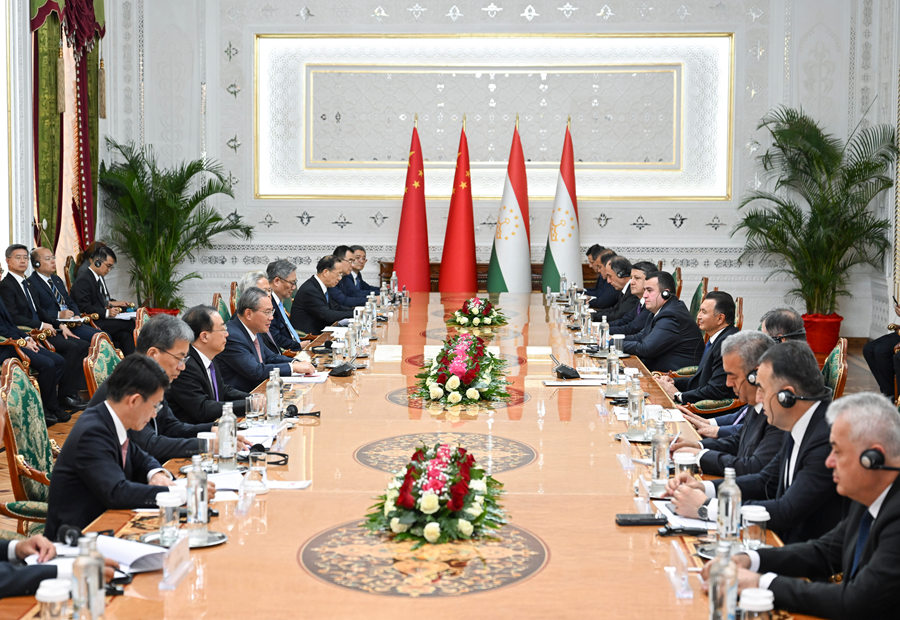 Chiều ngày 18/10, Thủ tướng Lý Cường hội đàm với hủ tướng Tajikistan Qohir Rasulzoda. (Ảnh: Tân Hoa xã)
