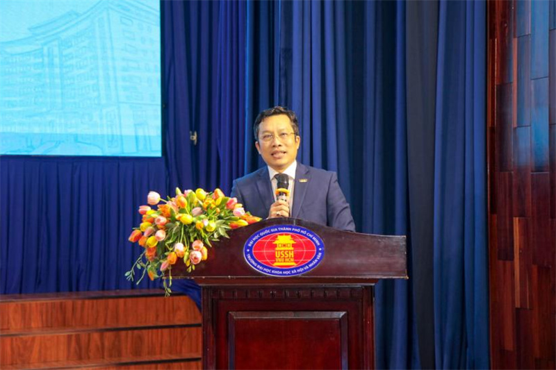 Tiến sĩ Lê Hoàng Dũng, Phó Hiệu trưởng Trường Đại học Khoa học Xã hội và Nhân văn, Đại học Quốc gia TP. Hồ Chí Minh, phát biểu tại chương trình. Ảnh do Ban tổ chức cung cấp