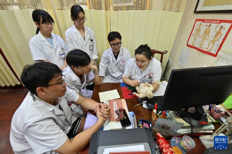 Du học sinh Việt Nam tiếp lửa y học cổ truyền Trung - Việt
