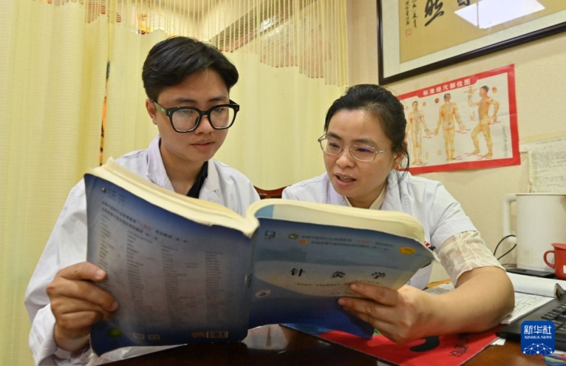 Du học sinh Việt Nam tiếp lửa y học cổ truyền Trung - Việt